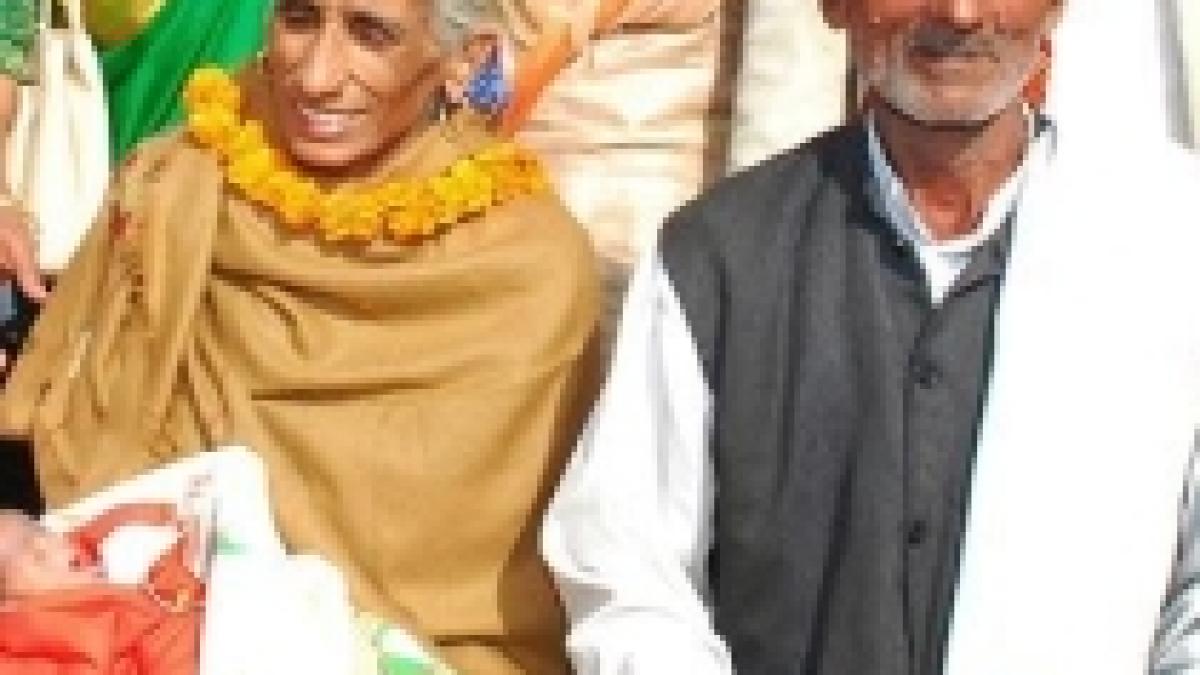 india o batrana de 70 de ani a nascut o fetita