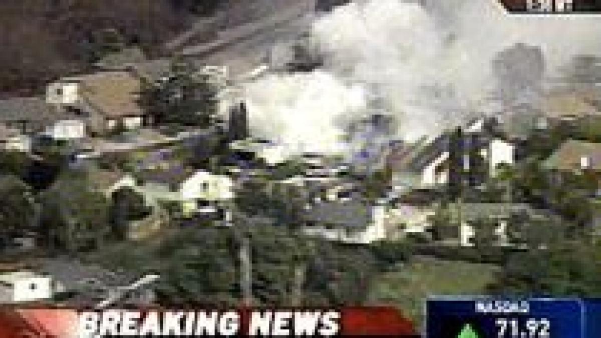 un f 18 s a prabusit peste un cartier de locuinte din san diego california foto