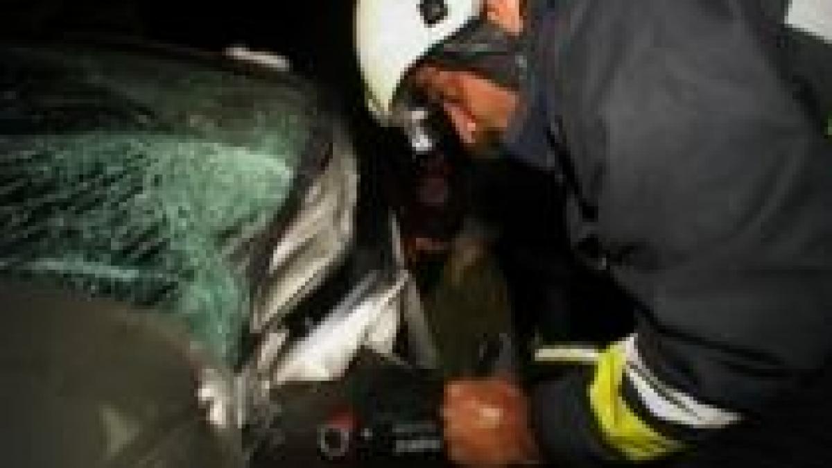 infotrafic trei tineri au scapat cu viata dupa ce masina lor s a izbit violent de un stalp