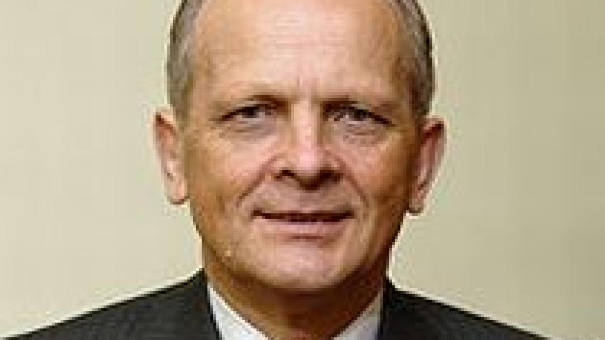 theodor stolojan noul premier desemnat o cariera dominata de economie si politica