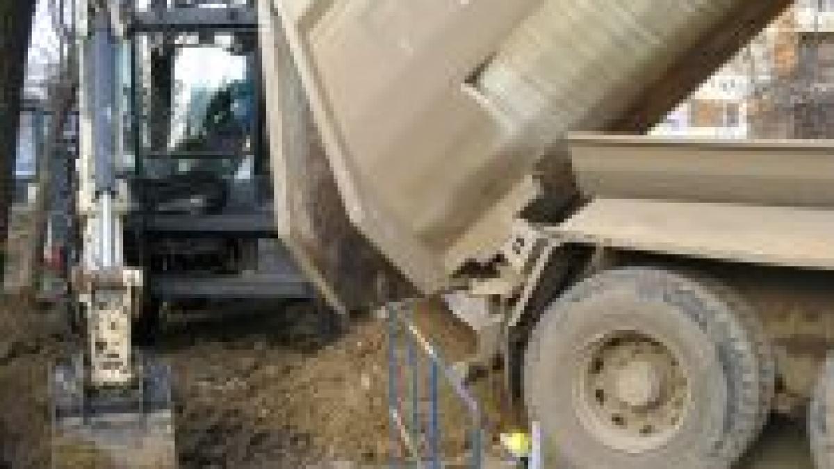 accident pe santierul de la pasajul baneasa un muncitor a fost grav ranit foto