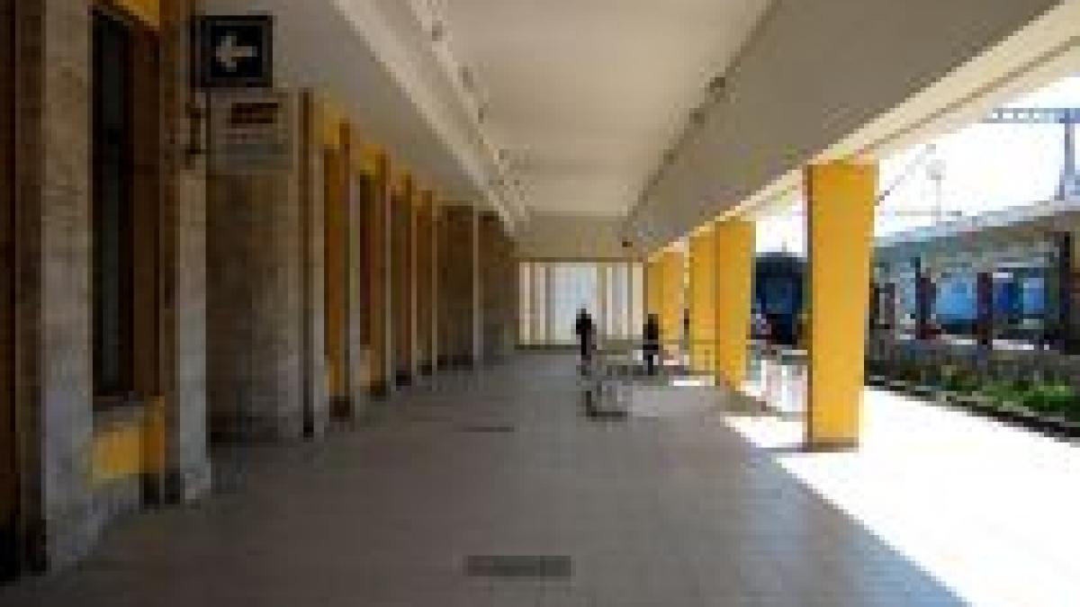 regionala cfr salveaza cladirile sechestrate de electrica 25 de statii din prahova raman in bezna