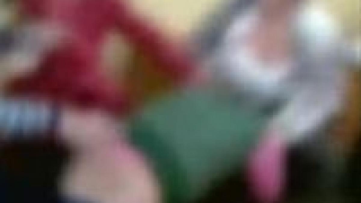 o eleva din onesti in stare grava la spital dupa ce a fost batuta de o colega video