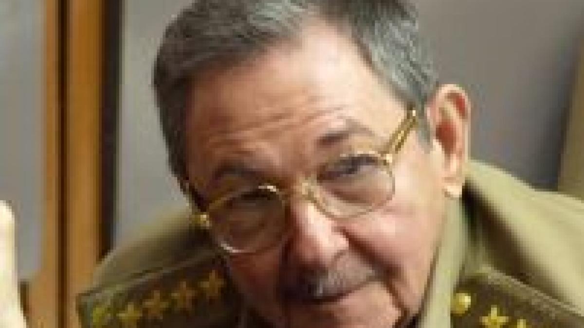 raul castro s a intalnit cu hugo chavez in prima sa vizita oficiala ca presedinte al cubei