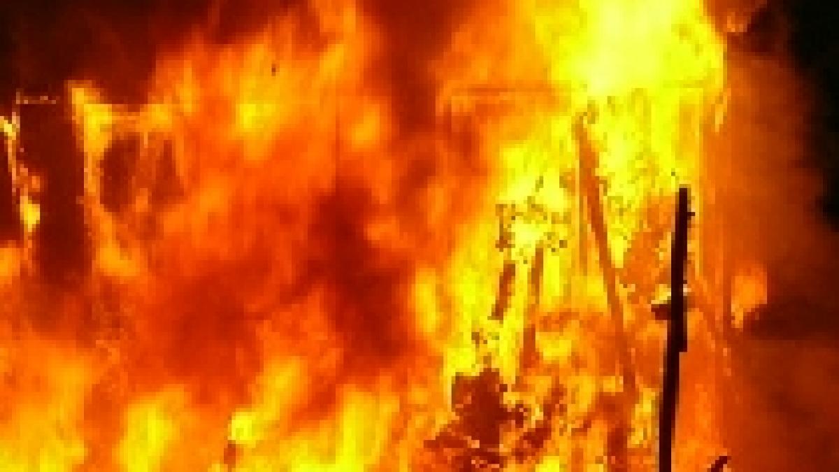 Suceava. Un bătrân surd şi cu handicap locomotor a ars de viu în propria locuinţă