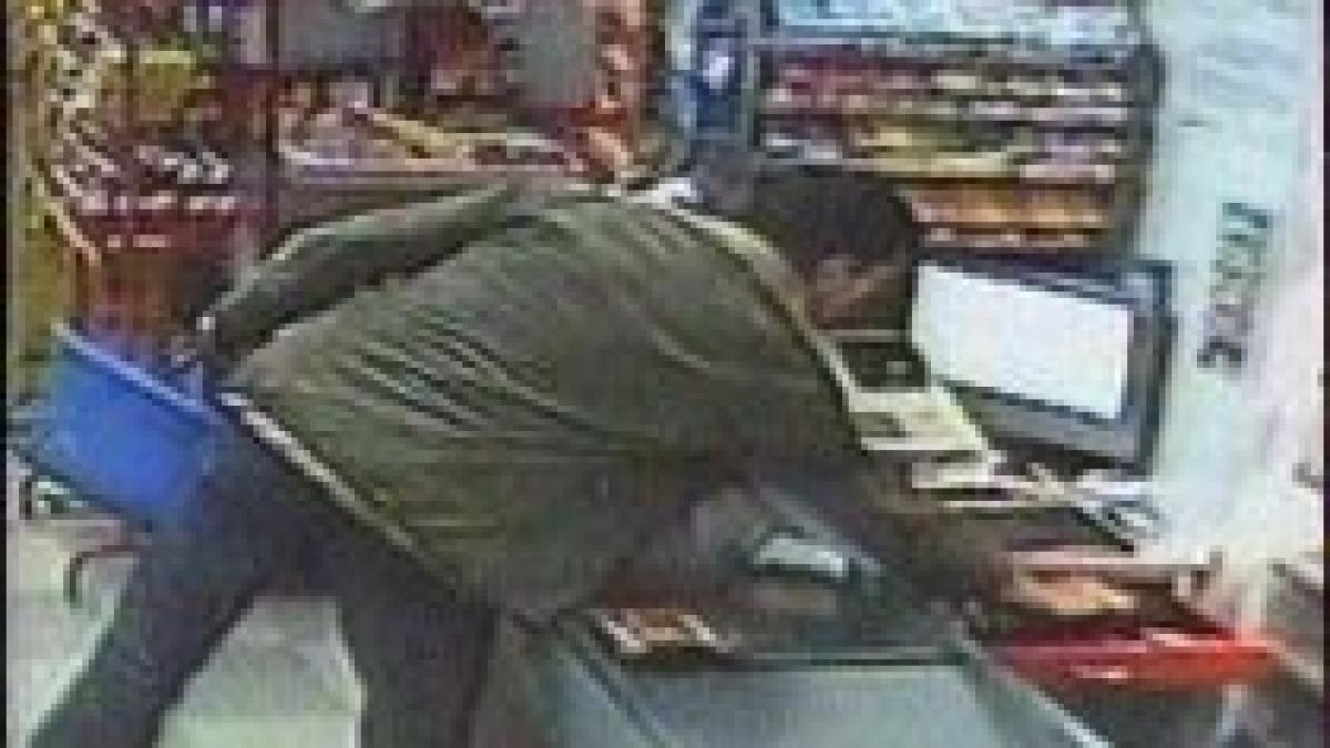 hot cu tupeu la arad a furat din casa de marcat profitand de neatentia vanzatoarei video