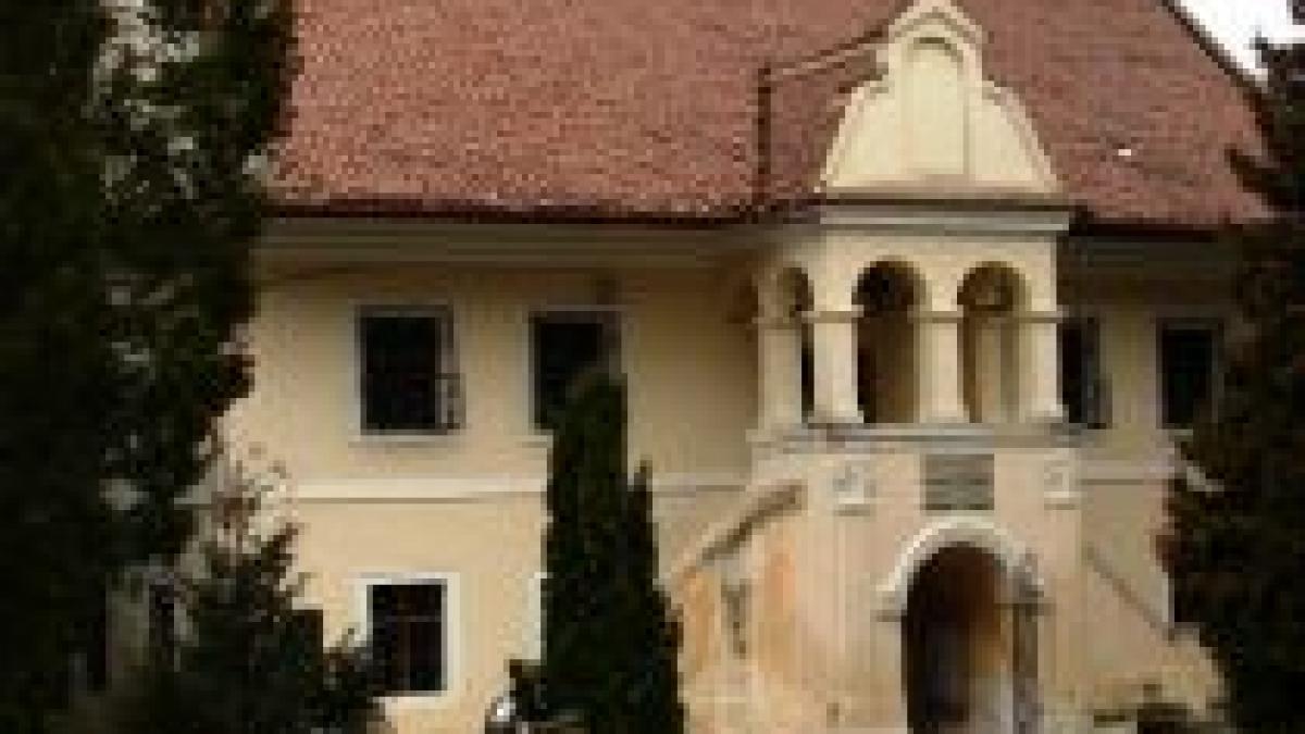 patru evanghelii din secolul al xvi lea au fost furate din muzeul primei scoli romanesti