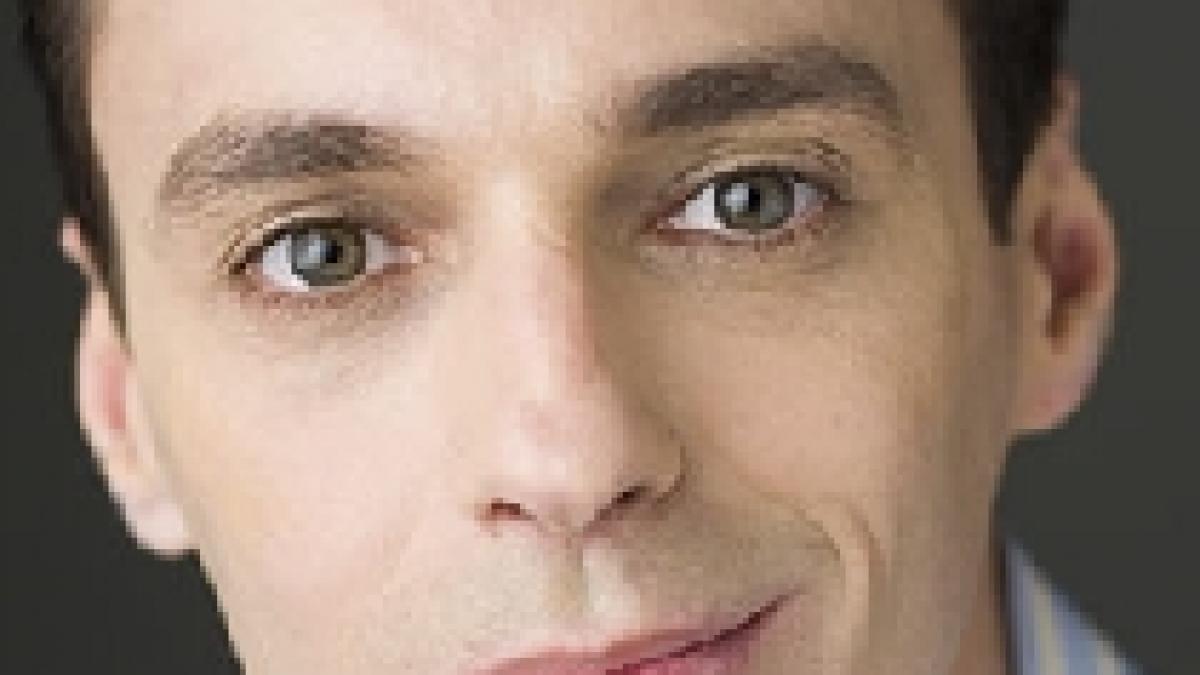 mircea badea isi arunca pantofii in basescu dupa modelul jurnalistului care l a luat la tinta pe