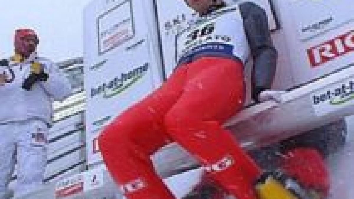 schiorul romoren impiedicat sa sara de unul dintre organizatori video