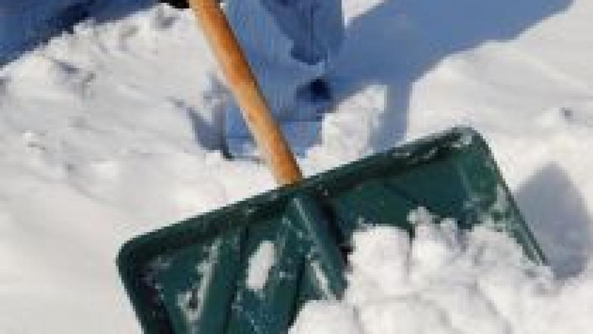 sua doi oameni au murit si sute de persoane au fost evacuate dupa caderile masive de zapada