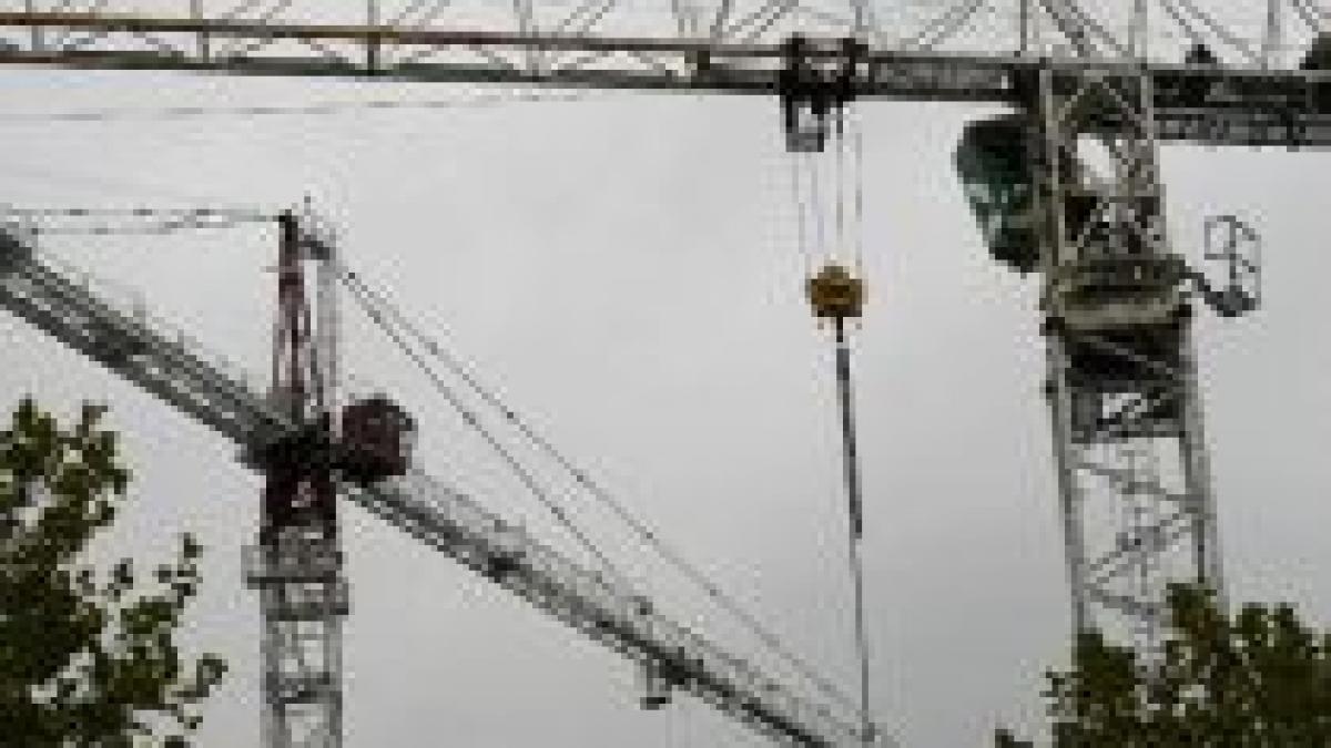 accident de munca in sinaia patru persoane ranite dupa ce incarcatura unei macarale a cazut peste