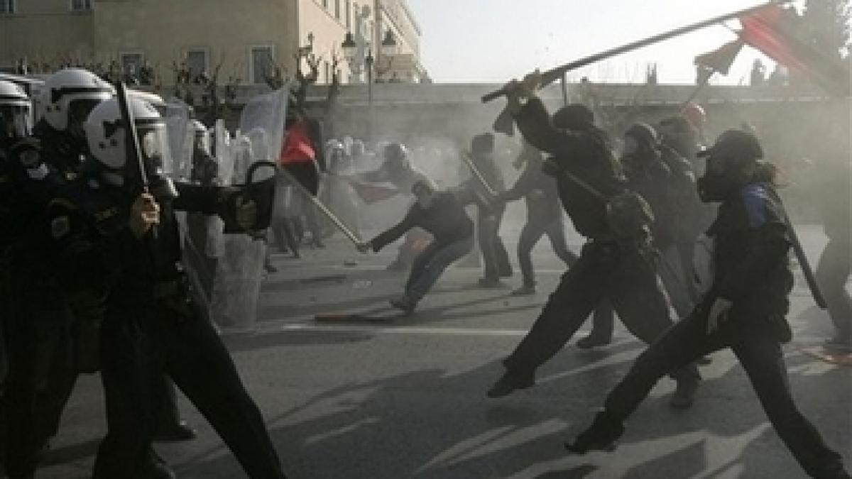 criza din grecia se prelungeste studentii eleni arboreaza pe acropole mesaje de protest