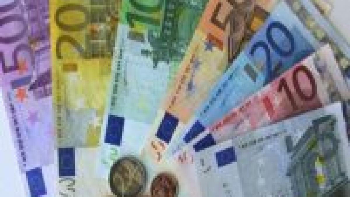 euro se apropie de 4 lei moneda europeana cotata la 3 953 lei maximul ultimilor patru ani