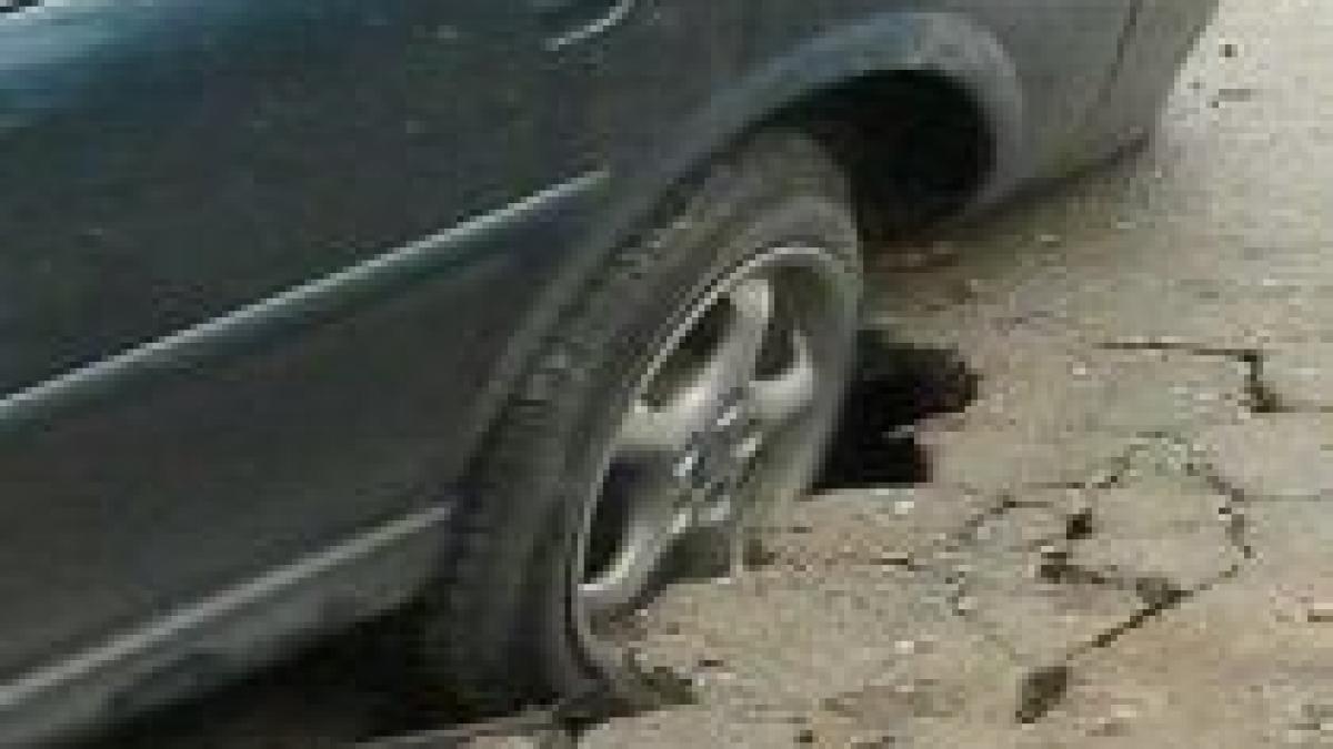 un pitestean s a scufundat cu masina in asfalt video