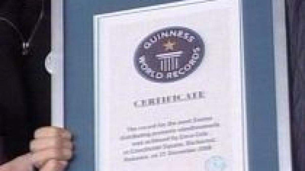 romanii au doborat recordul mondial pentru marsul celor mai multi mosi craciun care impart cadouri