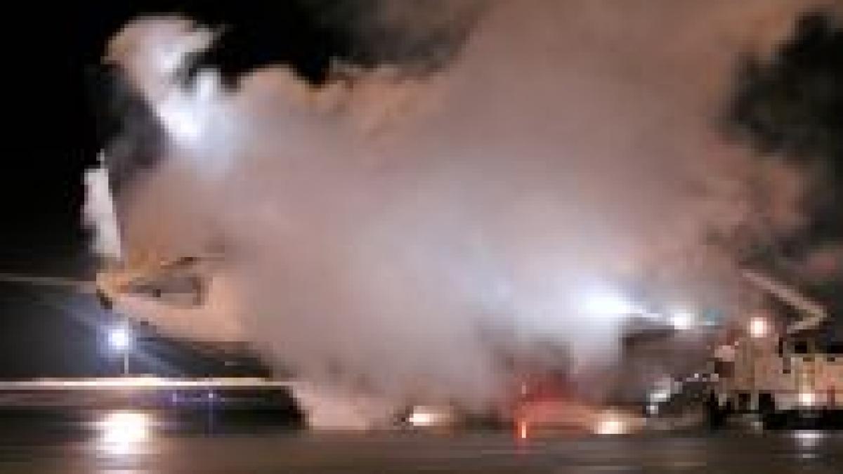 un avion al companiei continental airlines a luat foc in timp ce decola din denver