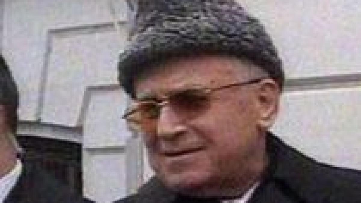 ion iliescu agresat din nou fostul presedinte atacat cu oua de un fost detinut politic video