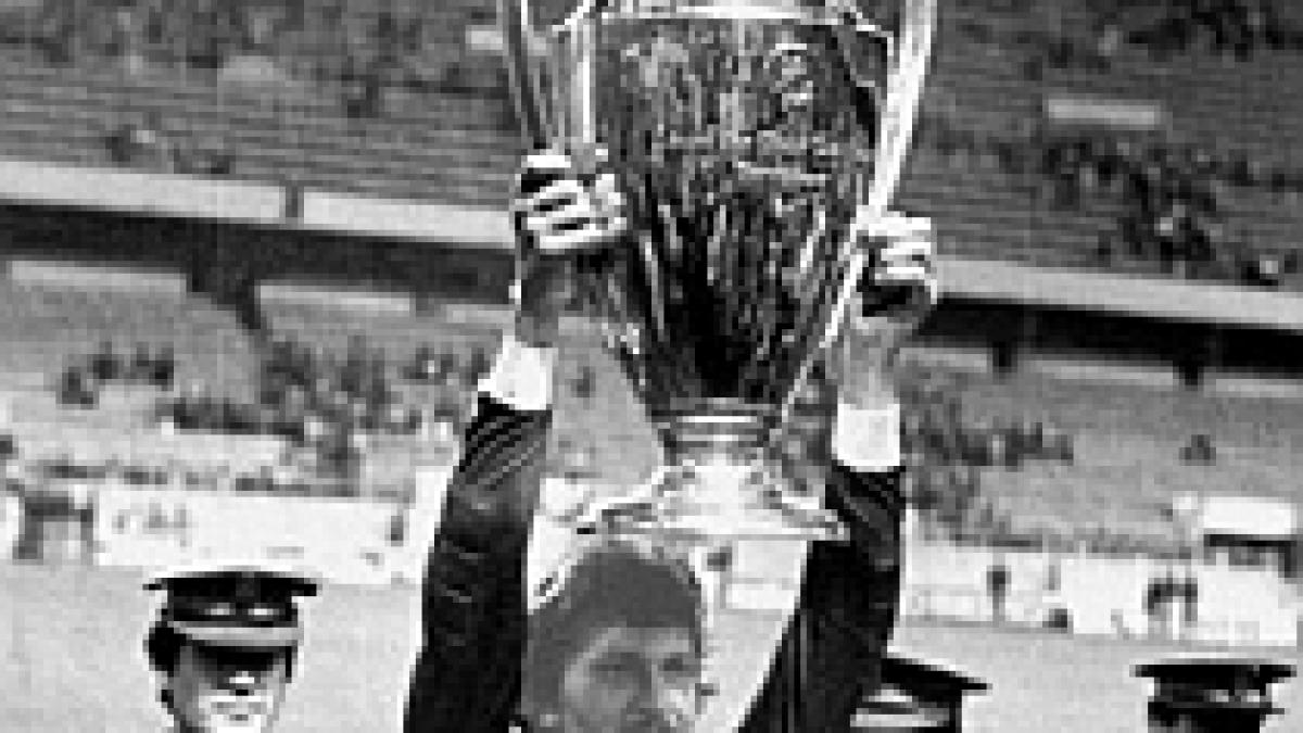 stelistii vor putea admira de marti trofeul cupei campionilor europeni