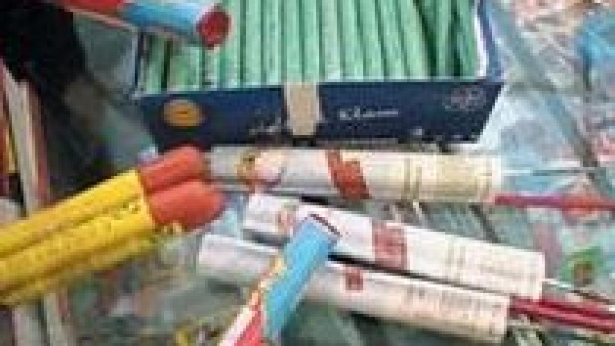 bacau peste 200 000 de petarde si artificii capturate de la un singur comerciant