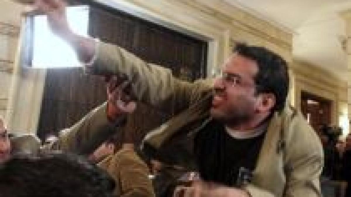 iran va organiza o competitie de aruncare a pantofilor