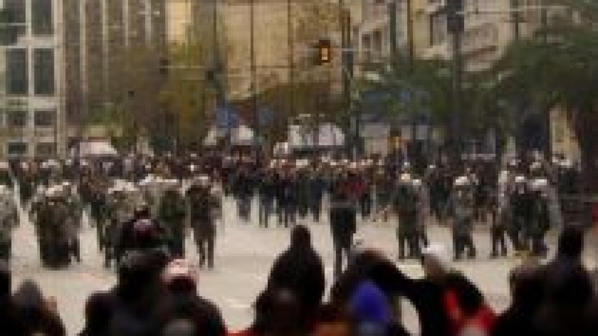 o noua forma de protest a tinerilor din grecia o brad frumos ce repede arzi