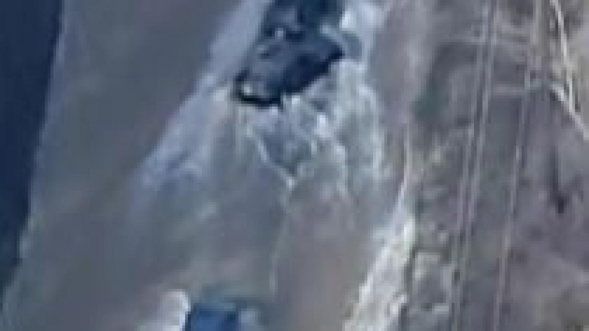 sua pompierii americani au salvat zeci de soferi dupa ce o conducta s a spart si a inundat o sosea