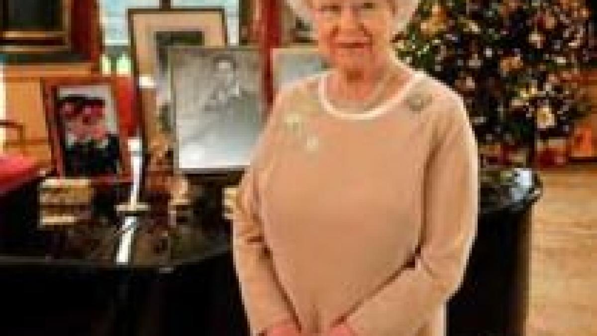 mesaj de craciun regina marii britanii pune familia pe primul loc video