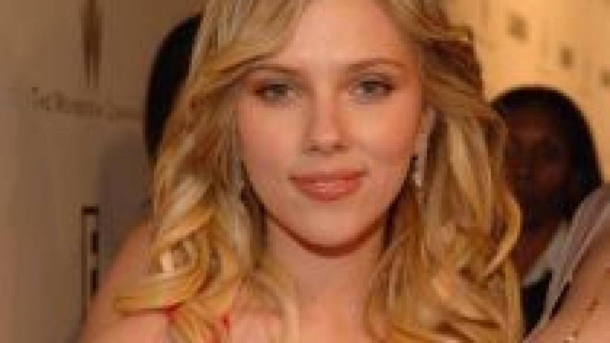 servetel folosit de actrita scarlett johansson vandut la licitatie cu 5 300 de dolari
