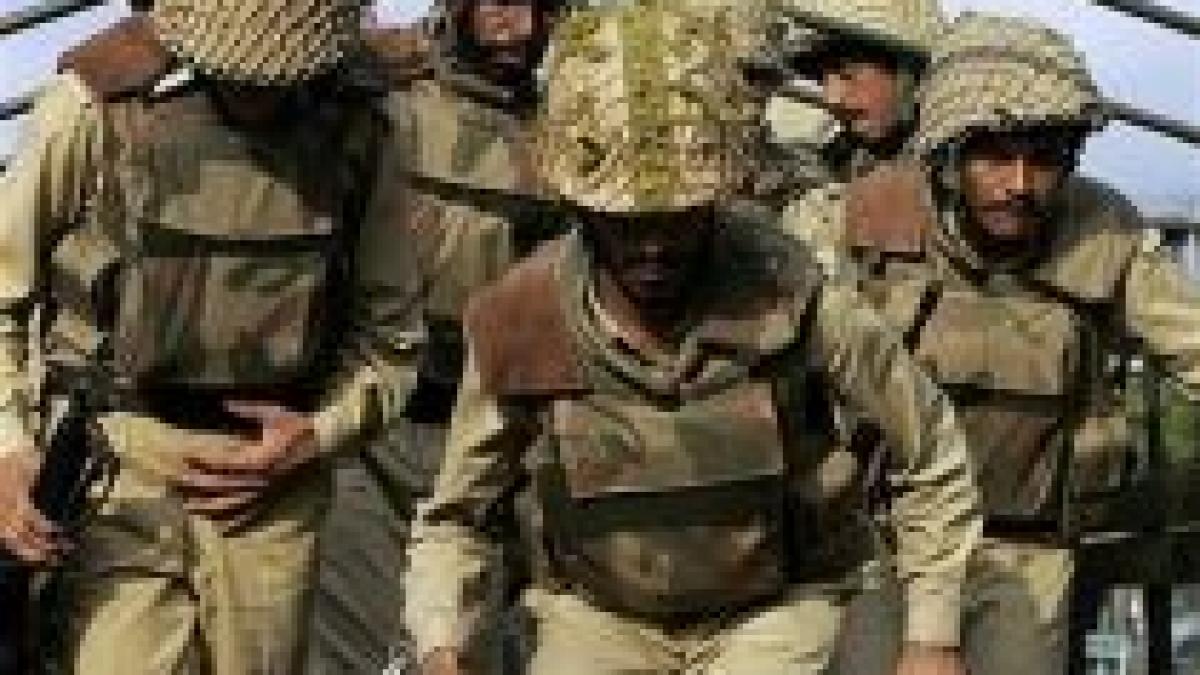 pakistanul isi mobilizeaza armata si comaseaza trupe la granita cu india