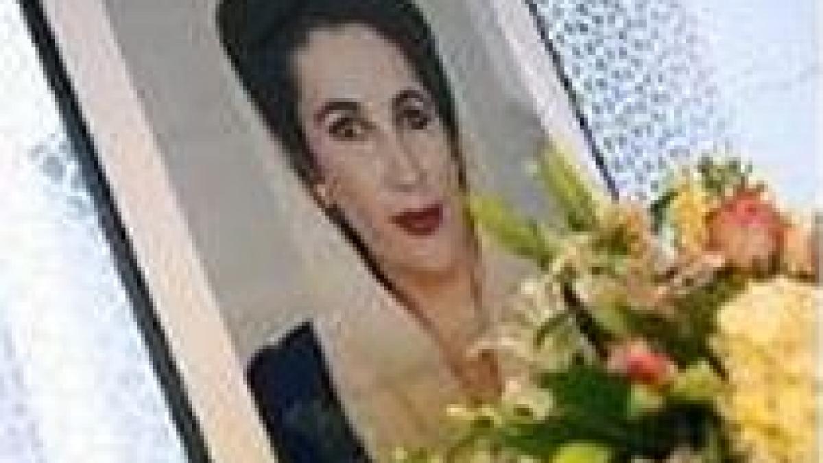 peste 100 000 de pakistanezi comemoreaza un an de la asasinarea lui benazir bhutto