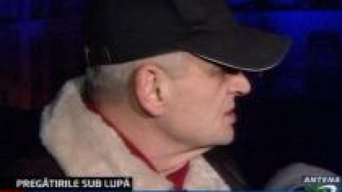 sorin oprescu supravegheaza pregatirea petrecerii din piata constitutiei