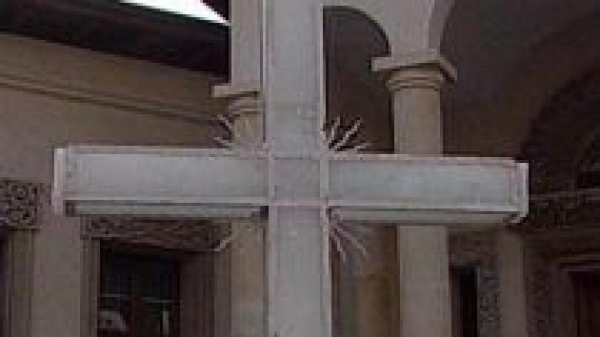 cruce de gheata inalta de trei metri pregatita de preoti din bucuresti cu ocazia bobotezei