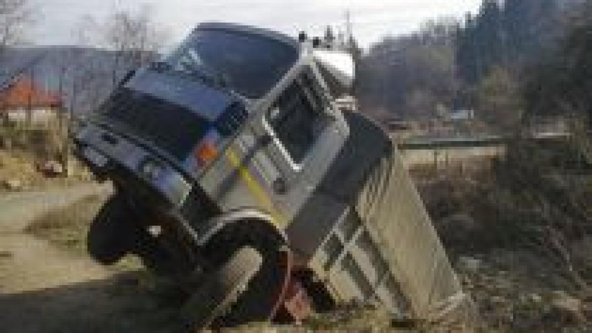 cum se intoarce un camion dintr o miscare foto