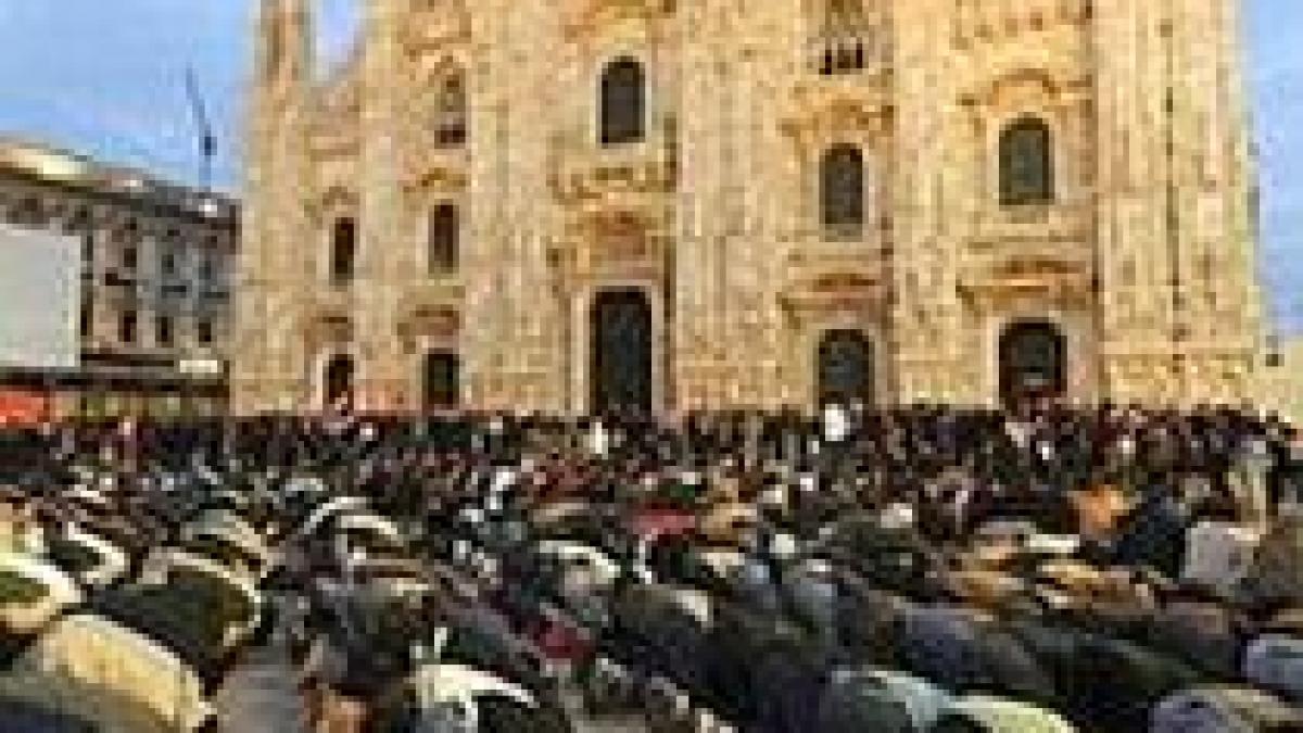 vaticanul stanjenit de rugaciunile musulmanilor in fata unei catedrale catolice