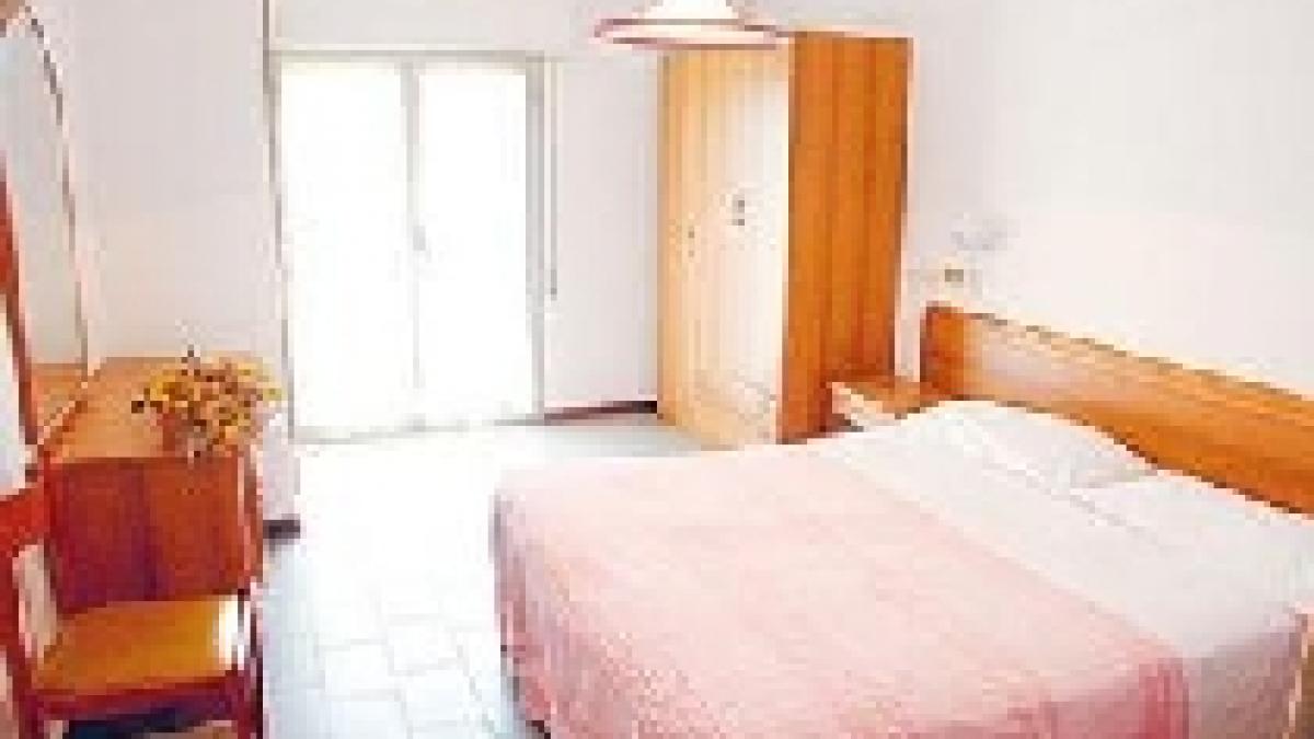 deputati care au locuinte in bucuresti solicita cazare la hotel