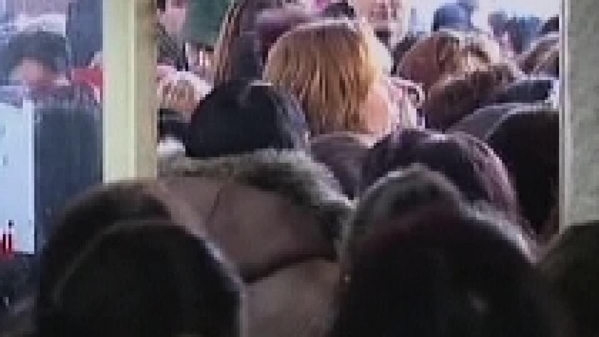 studentii de la o facultate din bucuresti se calca in picioare pentru a putea sustine examenele