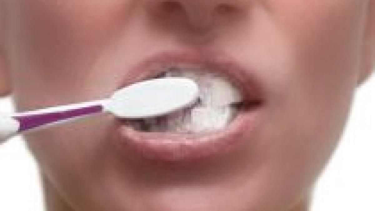 jumatate dintre romani risca sa ramana fara dinti inainte de 45 de ani