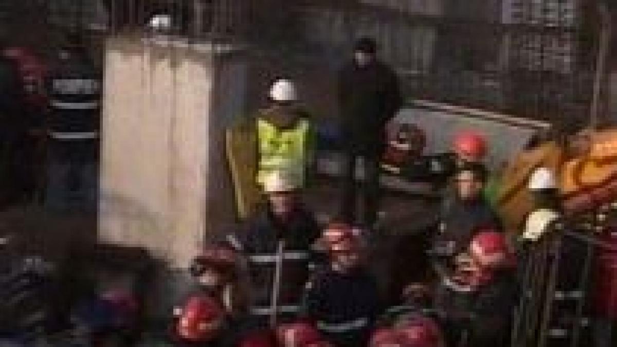 accident de munca in capitala un muncitor a murit si doi au fost raniti dupa ce un mal s a surpat