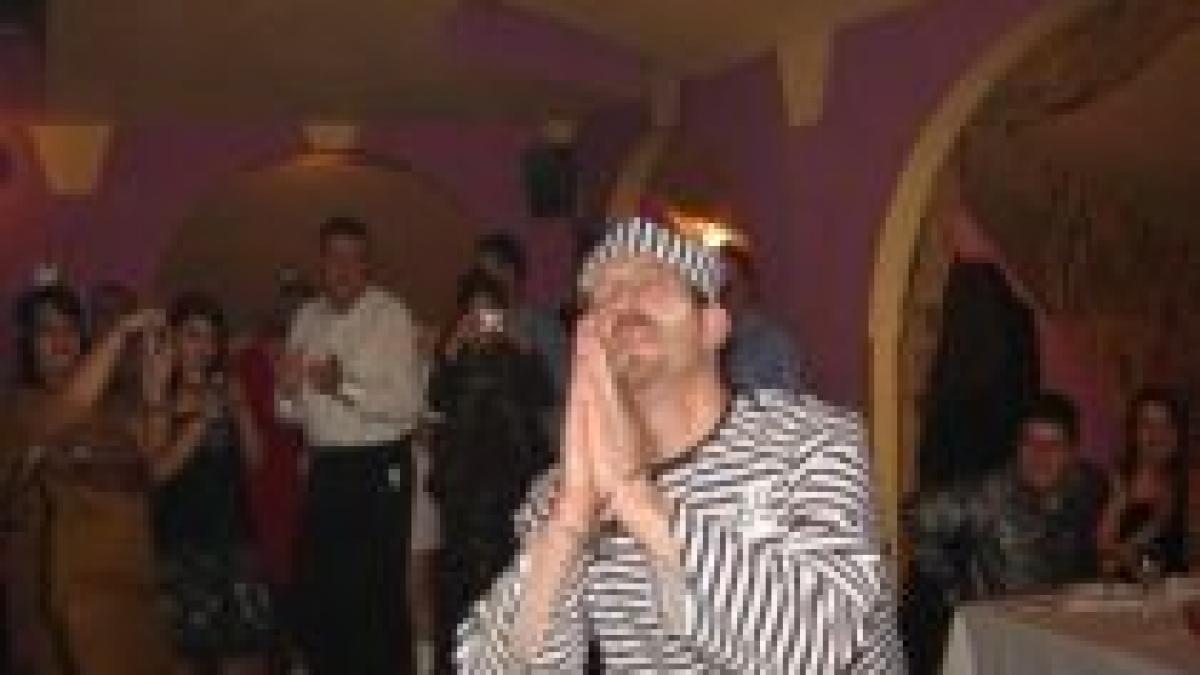 directorul penitenciarului giurgiu petrece in costum de puscarias video