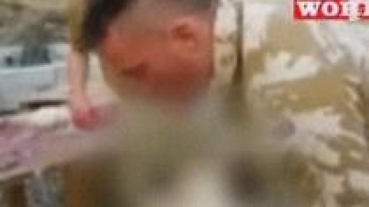 soldati britanici filmati in timp ce smulg cu dintii capul unor gaini vii imagini socante