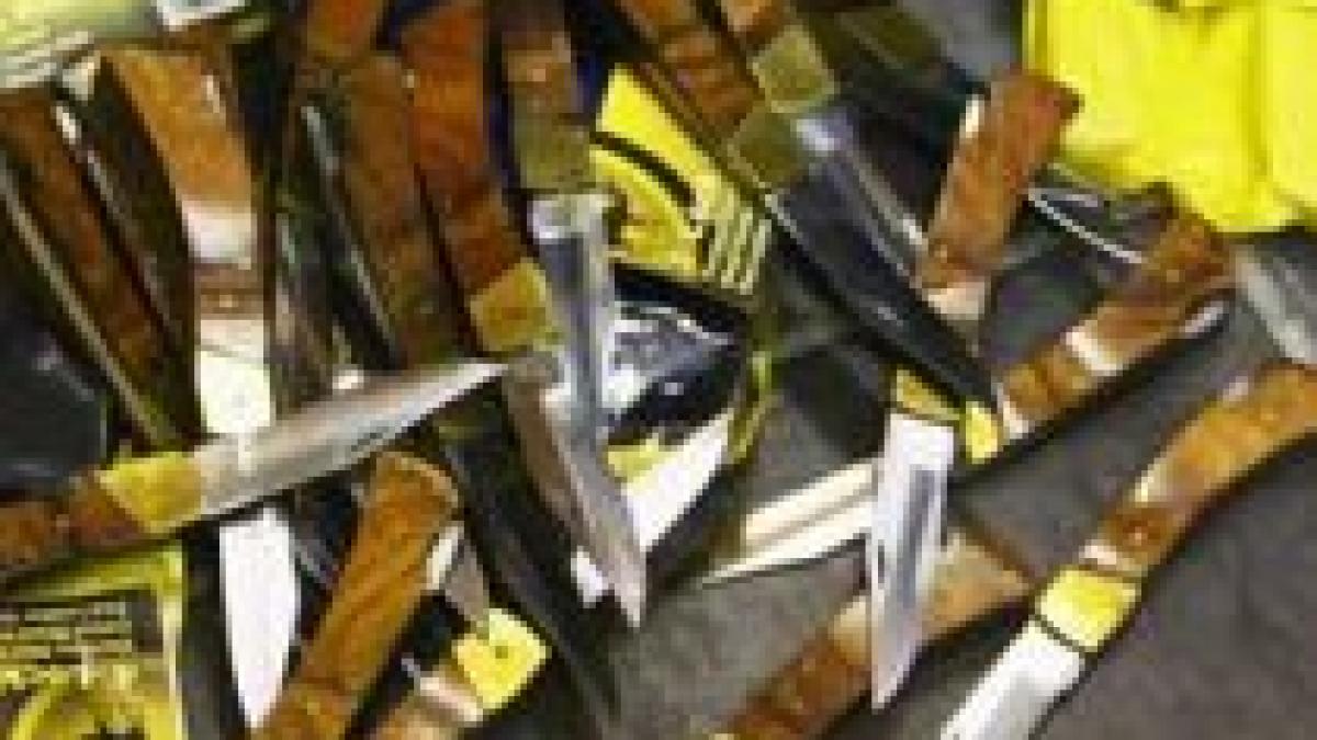 ajungem si noi la fel elevii din marea britanie poarta veste de protectie pe sub haine