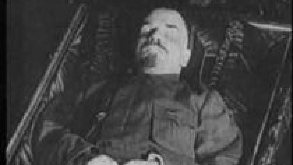 moscova aproximativ 30 de persoane costumate in mumii au cerut inmormantarea lui lenin
