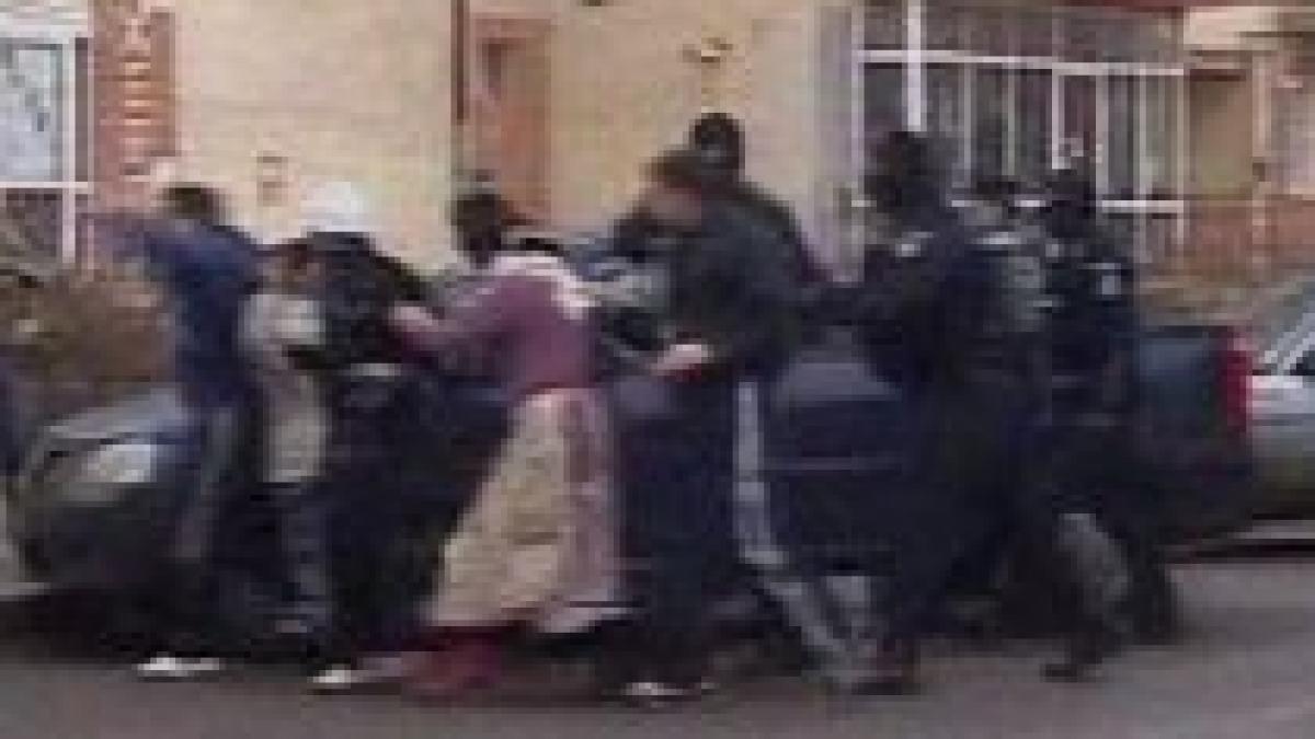 scandal de proportii la urziceni doua clanuri s au luat la bataie in fata sediului de politie video