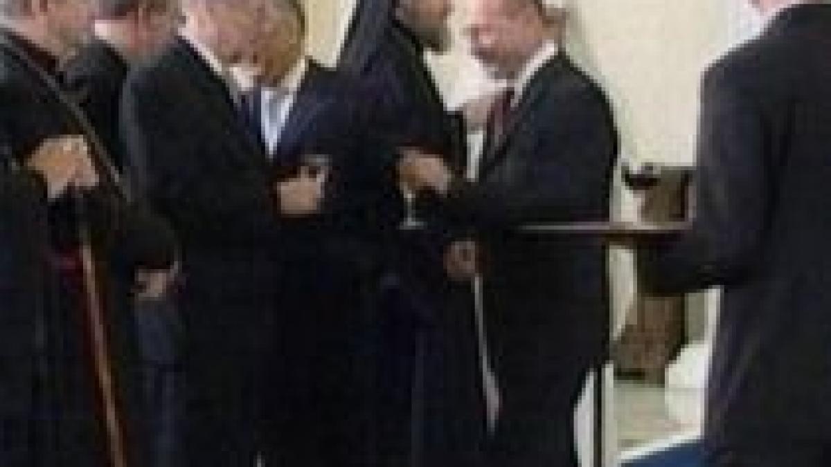 este totusi suparat iliescu a evitat sa ciocneasca sampanie cu basescu video