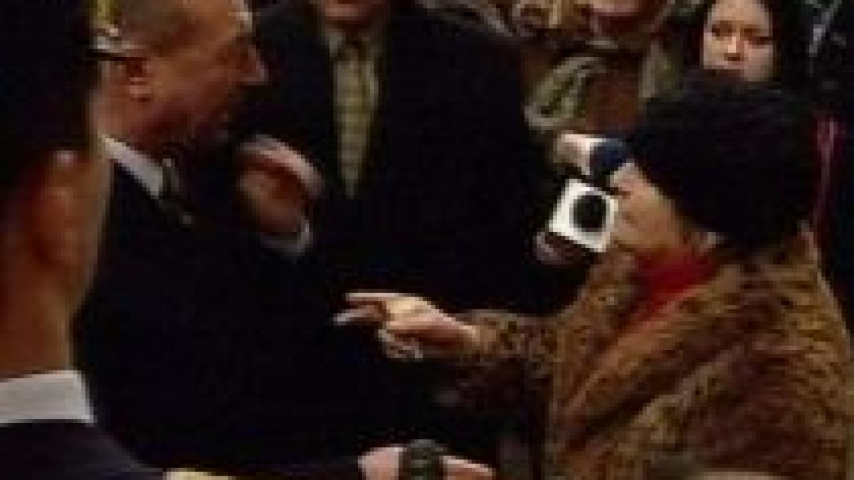 basescu acostat de o batrana care i s a plans ca a ajuns pe mana camatarilor video
