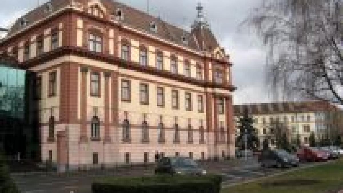 un brasovean protesteaza zilnic de cinci ani in fata sediului prefecturii