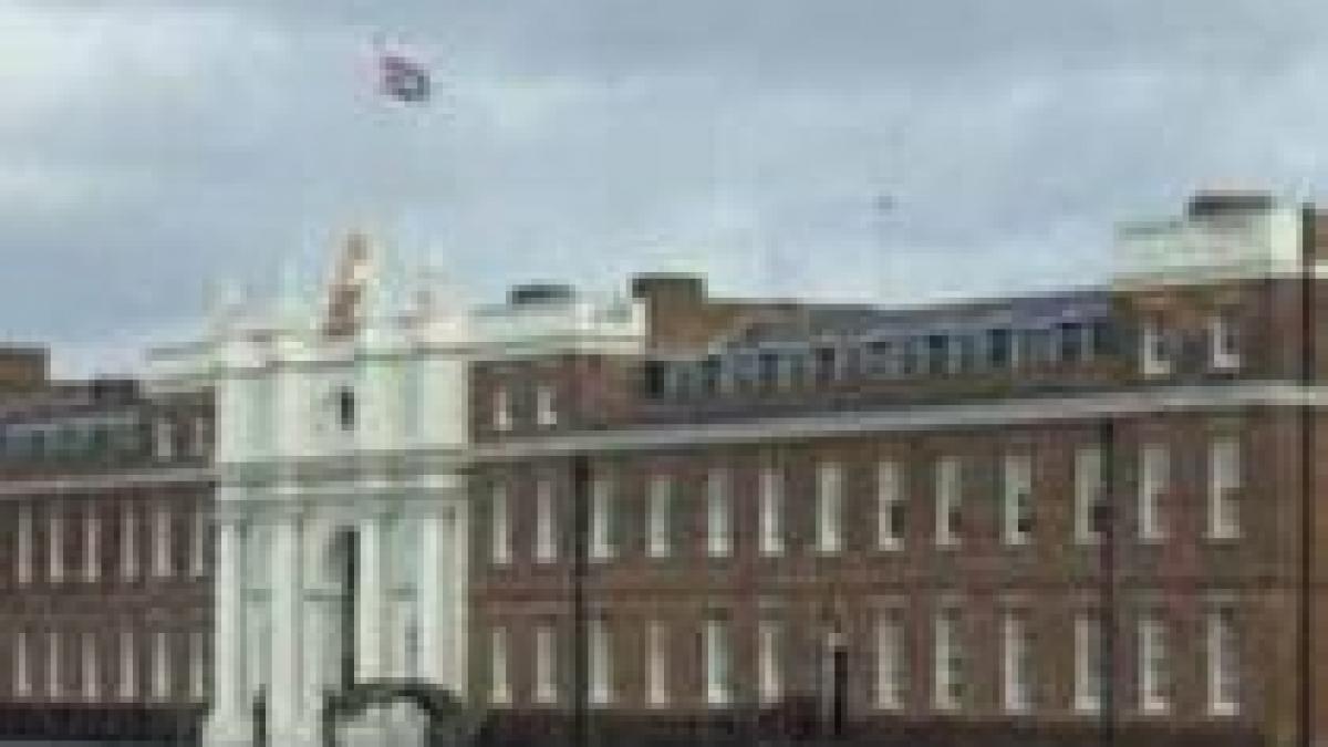 un imigrant roman fara adapost a fost gasit dormind in cazarma garzii regale britanice