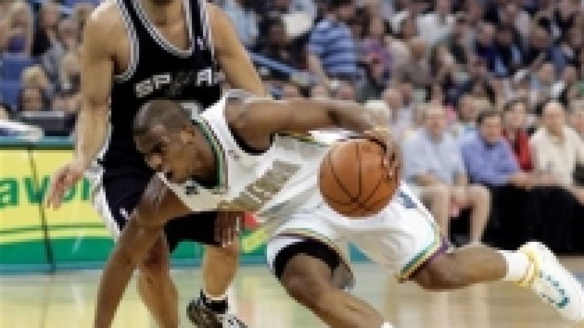 chris paul face spectacol pentru hornets in victoria cu 76ers 101 86