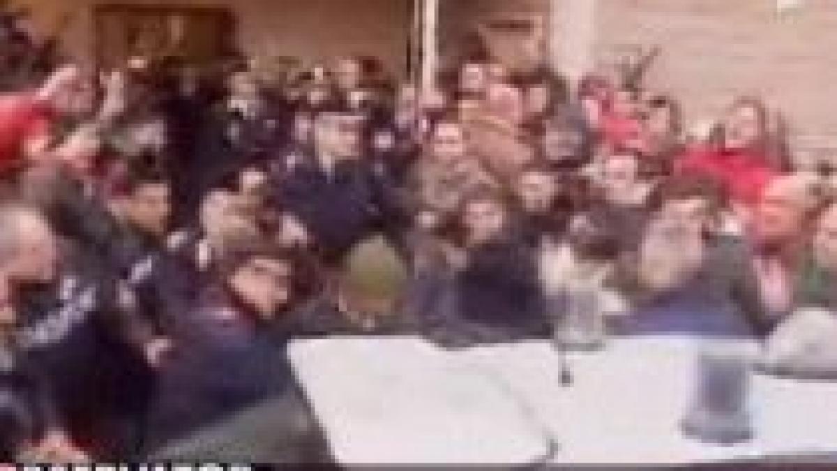 sase romani suspecti de viol la un pas de a fi linsati de multime in italia video