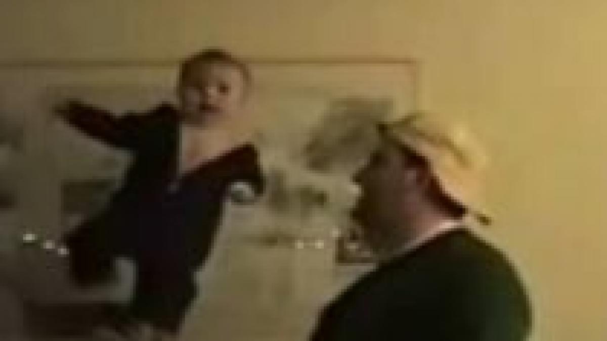 acrobat la nici 1 an lectii de echilibristica de la un bebelus video